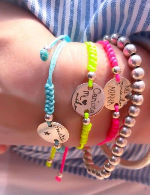 pulseras en color flúor ideales para el verano con medalla personalizada