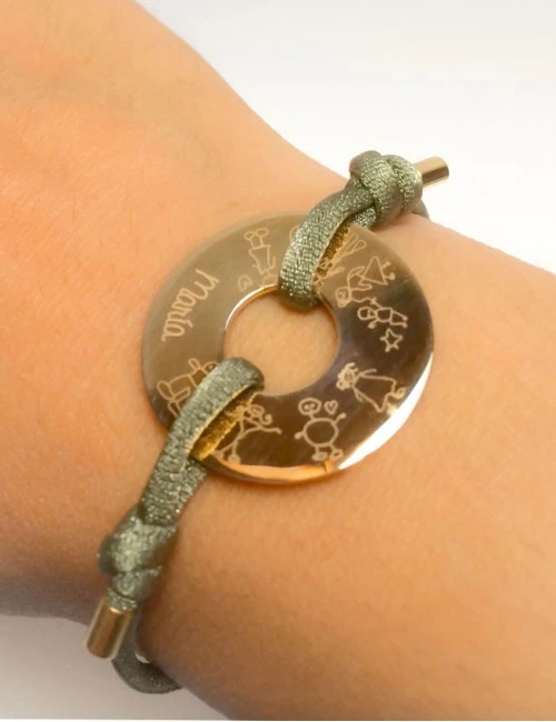 pulsera cordón elástico seda con donut dorado grabado texto y muñequitos