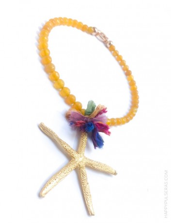 jewelry online madrid collar piedras naturales con estrella mar dorada y pompón de seda de colores. Mostaza