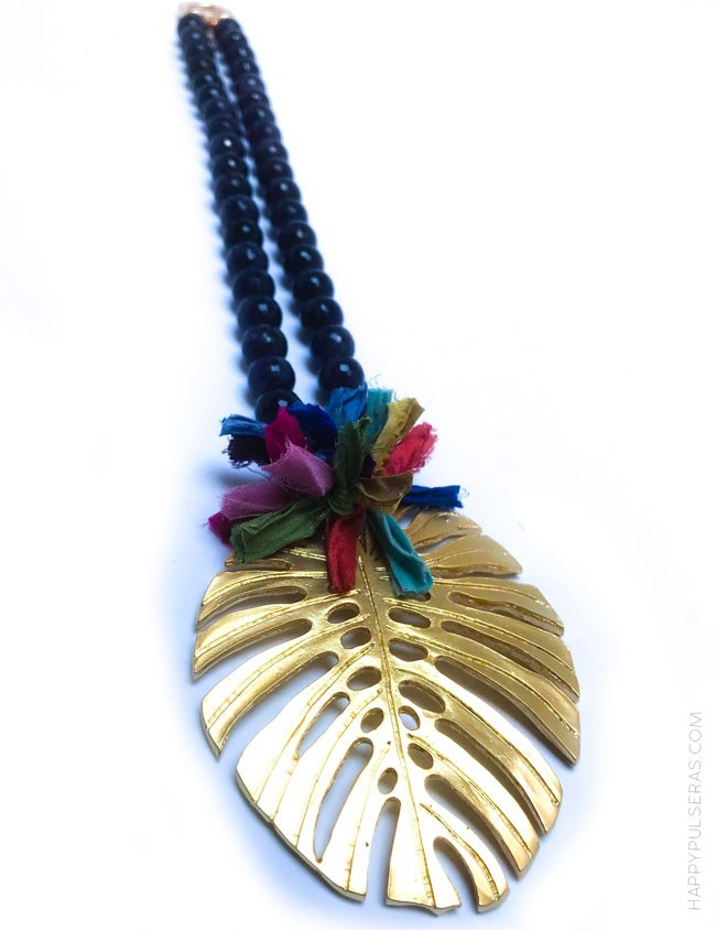 jewelry online madrid collar piedras naturales ónix y ágata, con hoja de palma dorada y pompón de seda de colores.