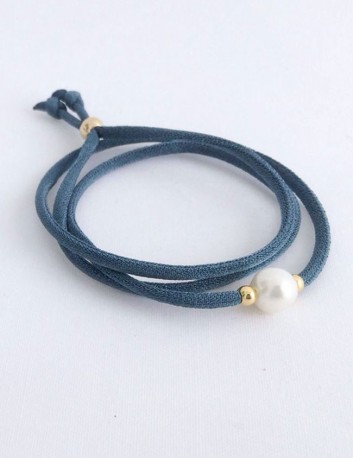 pulsera cordón seda en varios colores con perla y fornituras en baño oro. Lo puedes poner como colgante o como pulsera.