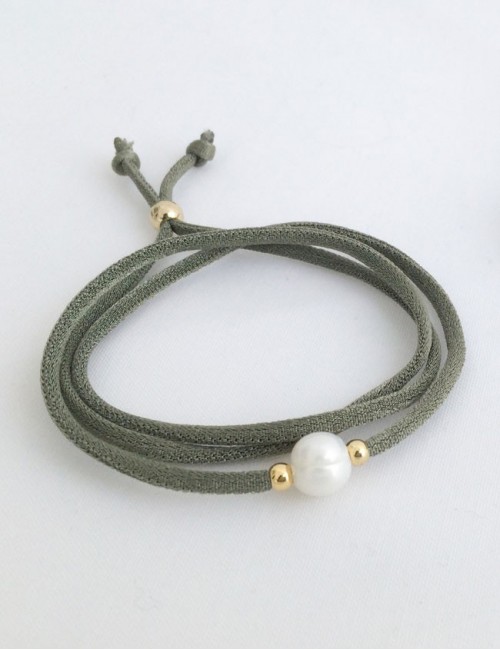 pulsera cordón seda en verde olivo con perla y fornituras en baño oro. Lo puedes poner como colgante o como pulsera