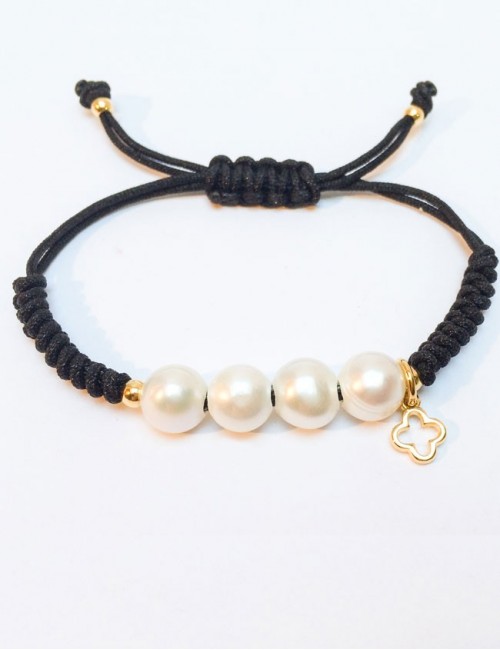 pulsera perlas con mini cruz griega en baño oro con cordón de macramé en color negro o marrón chocolate