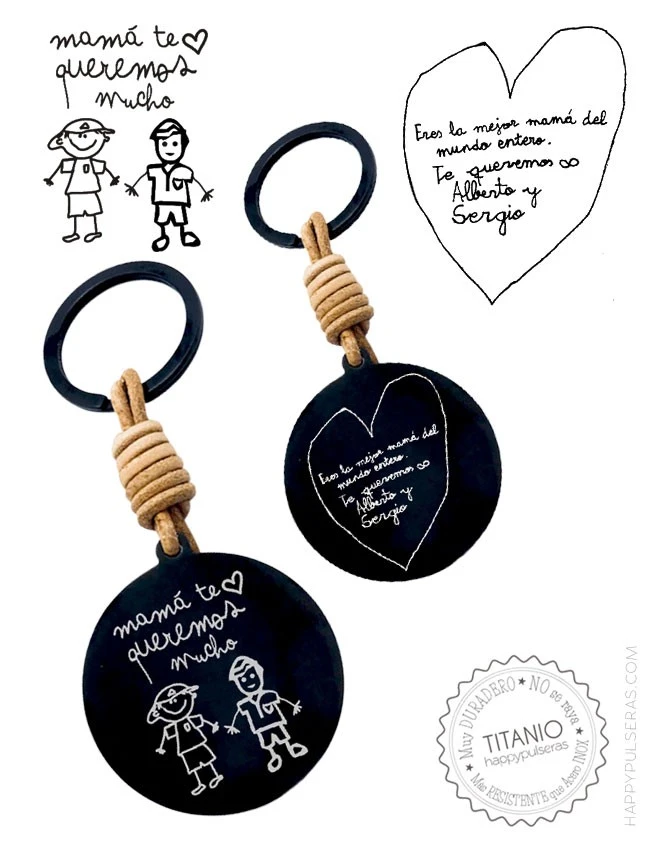 Llavero personalizado con dos dibujos. Envíanos tu dibujo y lo plasmamos en el llavero de titanio con cuero natural.