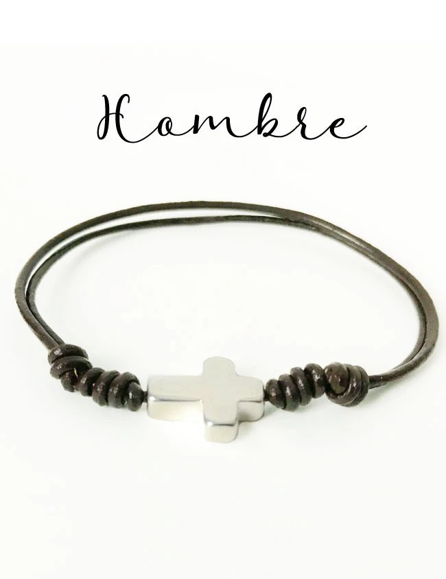 pulsera para hombre de cuero con cruz en baño de plata. Marrón chocolate o negro. Pulseras para hombre personalizables.