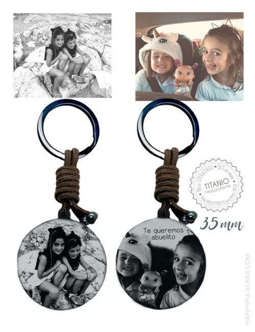 llavero de titanio negro personalizado grabado con dos fotos, una a cada lado. Color marrón, 35 mm. Happypulseras.com