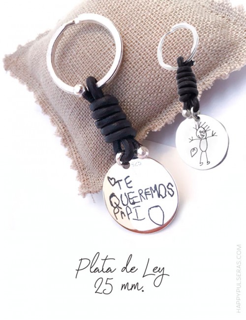 llavero de cuero y medalla de plata grabada con el dibujo de tu hijo. Happypulseras.com