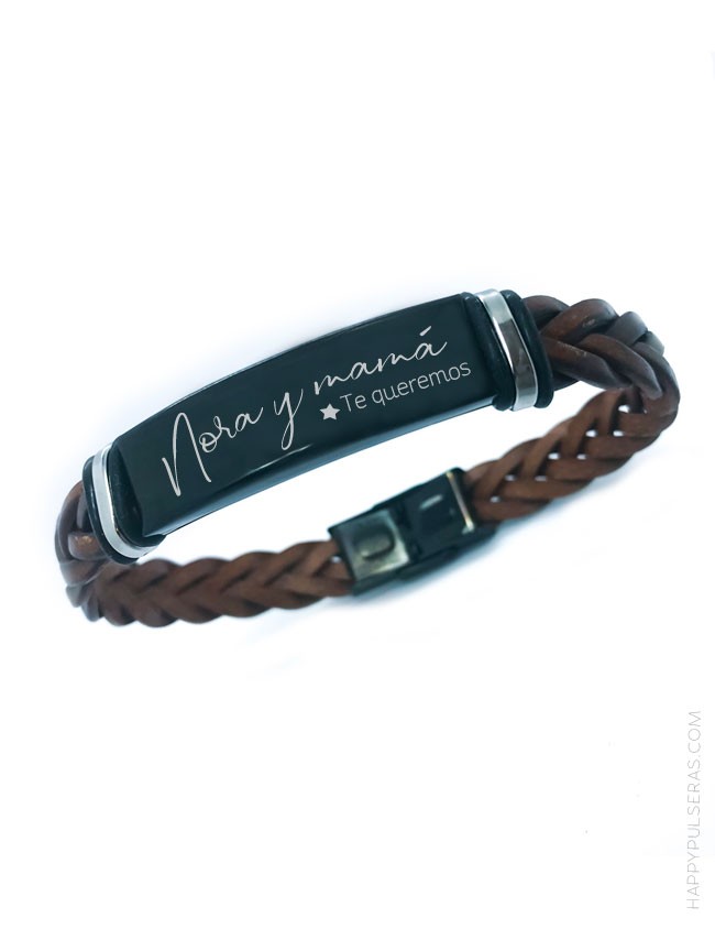 Pulsera para papá de cuero marrón chocolate con la medalla en titanio grabada la dedicatoria. happypulseras.com