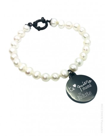 Regala a mami una pulsera de perlas con su nombre grabado, ideal!! Happypulseras