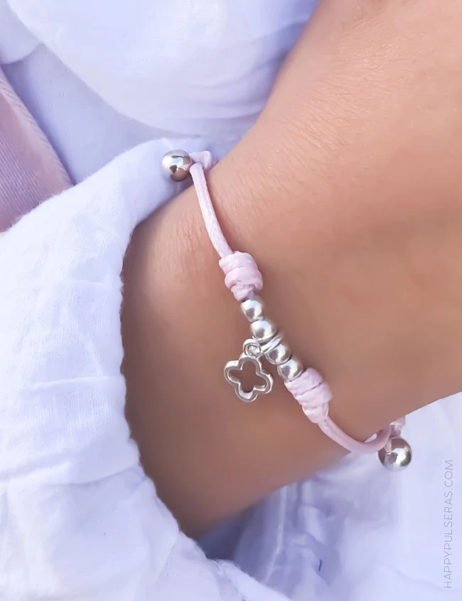 Pulsera sencilla con cruz de plata y bolitas de decoración. Recuerdos primera comunión en Happypulseras.