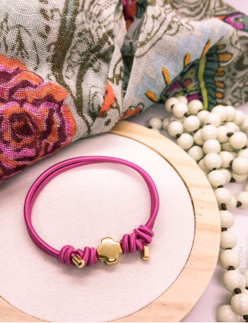 Pulsera cruz y cordón rosa fucsia, elige dorado o plateado y el color que más te guste.