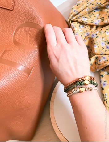 pulseras con cruz griega en dorado a elegir el color del cordón elástico. Happypulseras.com