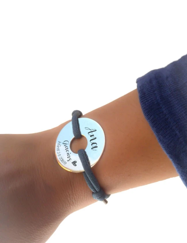 En Happypulseras grabamos los donut de plata para que sean únicos.
