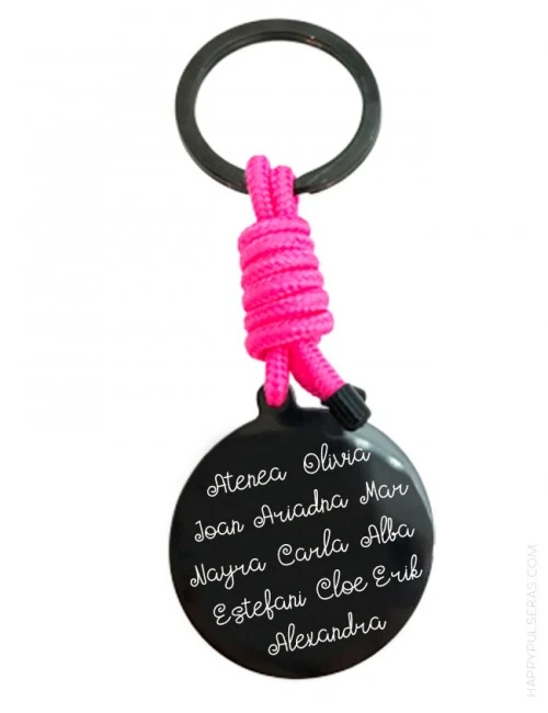 Graba los nombres de todos los niños de la clase en un llavero para regalar. Happypulseras