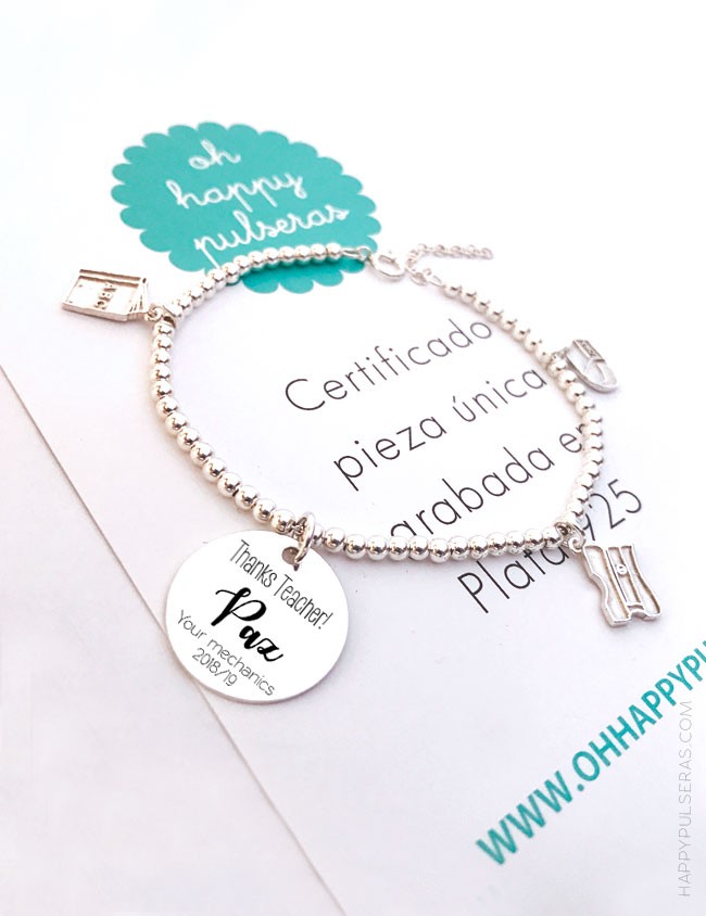 Pulsera de bolitas de plata con abalorios de profe y medalla personalizada para ella. Nosotros lo diseñamos Happypulseras