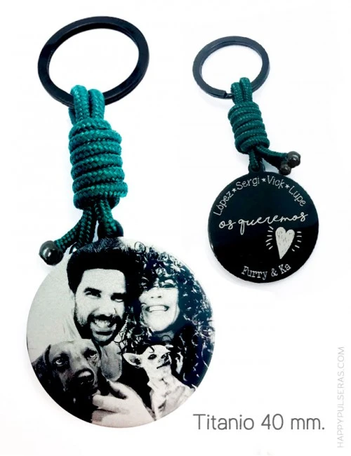 Llavero de titanio negro grabado con foto y dedicatoria por la otra cara.. Elige el color que más te guste en Happypulseras.