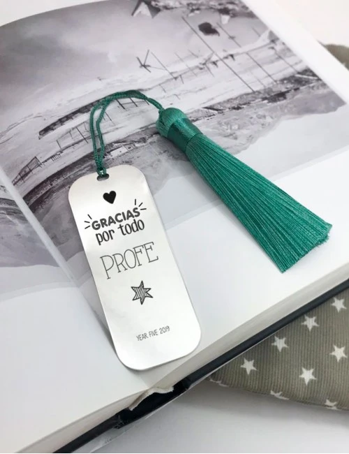marcapáginas de plata grande para regalar a maestros con el nombre de todos los niños de la clase. Happypulseras