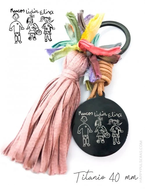 Llavero de titanio pompón grabado con un dibujo. Color Rosa viejo y medalla de 40 mm. Happypulseras.com