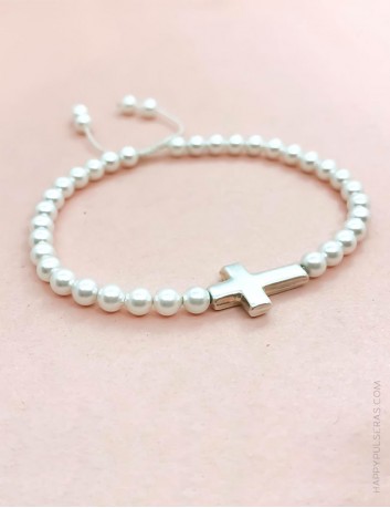Pulsera perlas con mini cruz de plata que puedes personalizar con tu nombre en happypulseras