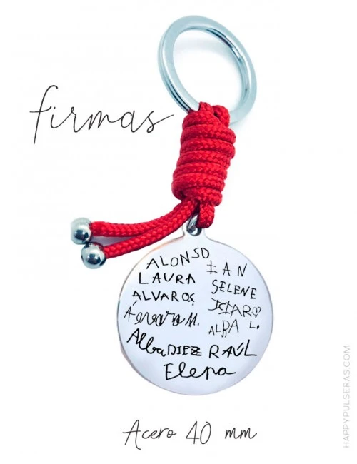 Grabamos los nombres escritos a mano tal cual sobre la medalla del llavero de acero. Happypulseras