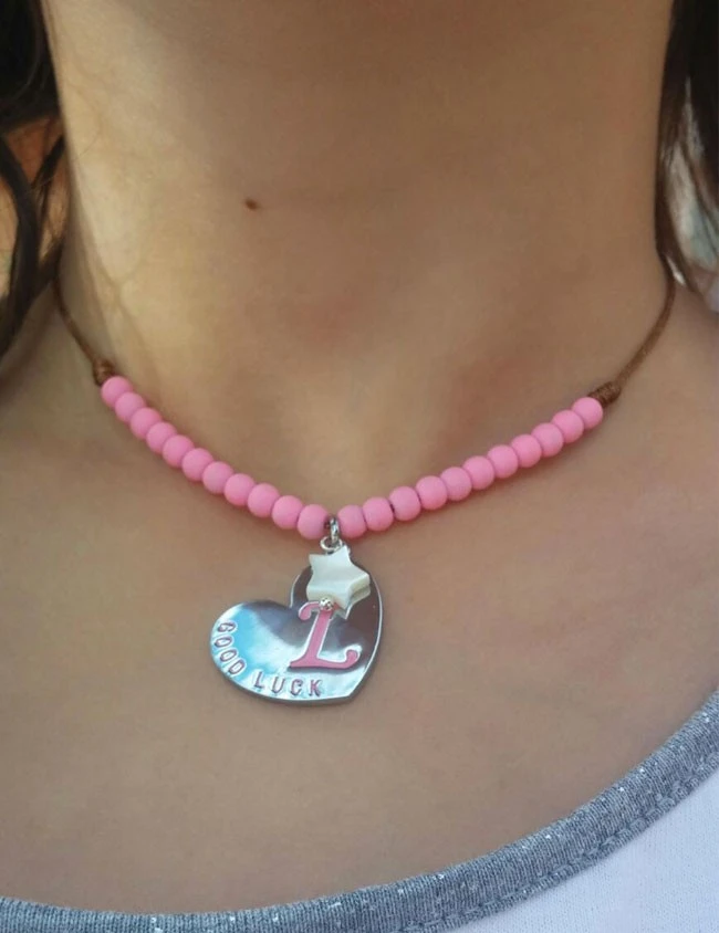 collar para niños adolescentes con la inicial en rosa y bolitas en resina a juego- se puede grabar su nombre por detrás - Happy collar para niños adolescentes con la inicial en rosa y bolitas en resina a juego- se puede grabar su nombre por detrás - Happy