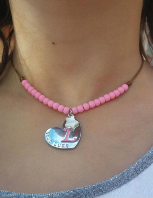 collar para niños adolescentes con la inicial en rosa y bolitas en resina a juego- se puede grabar su nombre por detrás - Happy