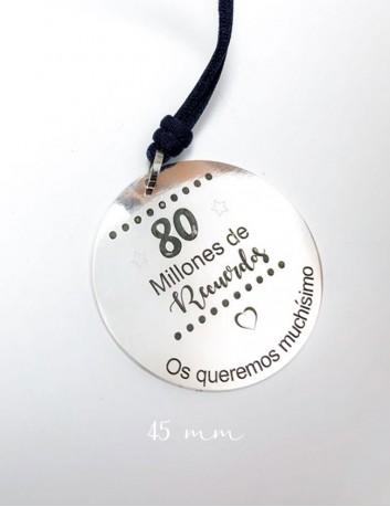 collar cordón con medalla de plata de 45 mm grabada a una cara con frase o dedicatoria.