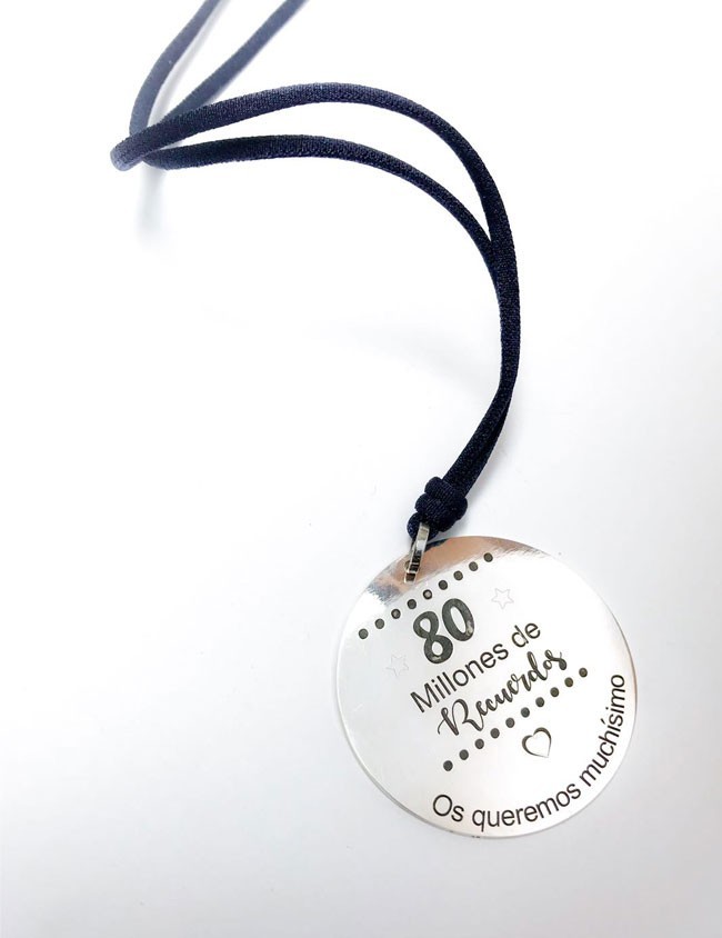 cordón de seda con medalla de 45 mm grabada a una cara con frase o dedicatoria. Cordón a elegir el color