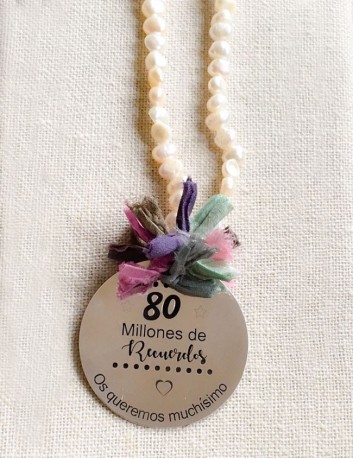 collar largo perlas con medalla de 45 mm grabada a una cara con frase o dedicatoria.