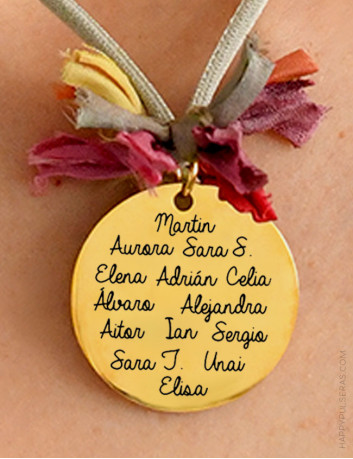 Medalla dorada de 30 mm. grabada a ambas caras con dedicatoria para maestra y el nombre de todos los alumnos de la clase.