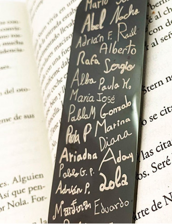 Regalos originales para profesores con las firmas de los alumnos grabadas