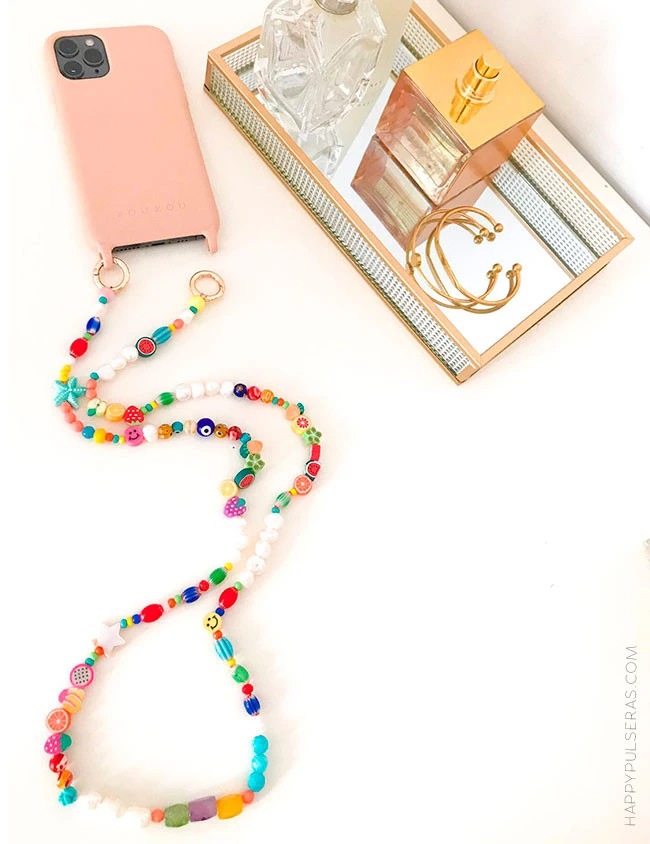 Cuelga móvil original de colores para añadir a tu funda del móvil, elige en dorado o plateado las anillas Cuelga móvil original de colores para añadir a tu funda del móvil, elige en dorado o plateado las anillas