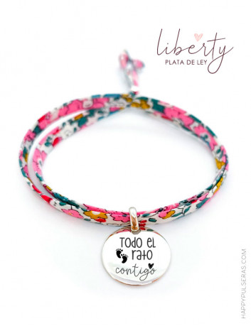 Pulseras de tela flores liberty en color rosa chicle con medalla de plata grabada a una cara - Happypulseras