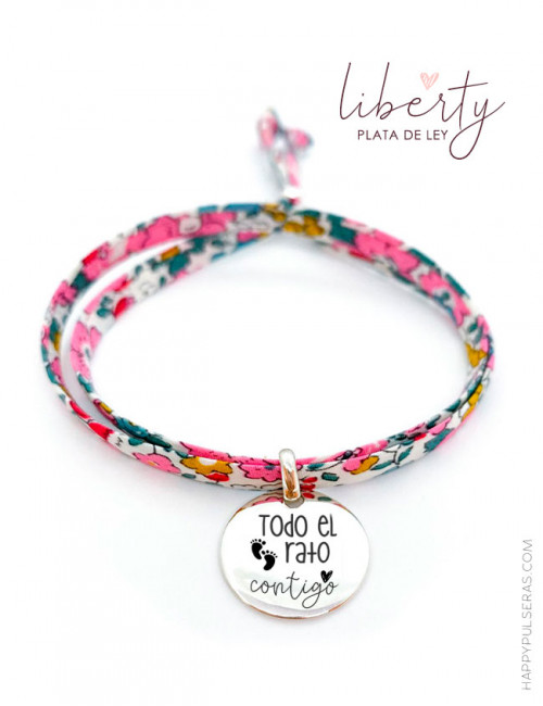 Pulseras de tela flores liberty en color rosa chicle con medalla de plata grabada a una cara - Happypulseras