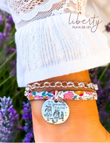 Pulsera de tela liberty flores rosa chicle con medalla plata grabada con dibujo o escrito a mano
