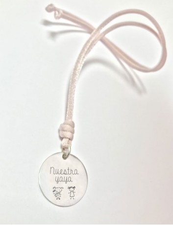 Collar cordón elástico seda color rosa palo con medalla plata grabada con texto e imagen de archivo. Una cara o dos caras