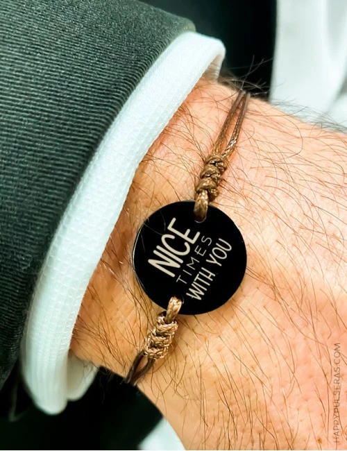 Pulsera cordón y medalla de titanio para grabar el mensaje que quieras- Regalos con sentimiento en Happypulseras
