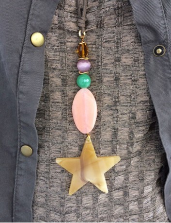 collar con piedras naturales de colores con estrella grande en acrílico y cordón de tela efecto cuero