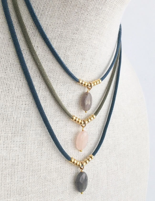 Collar con piedra natural y bolitas doradas, cordón elástico seda Collar con piedra natural y bolitas doradas, cordón elástico seda