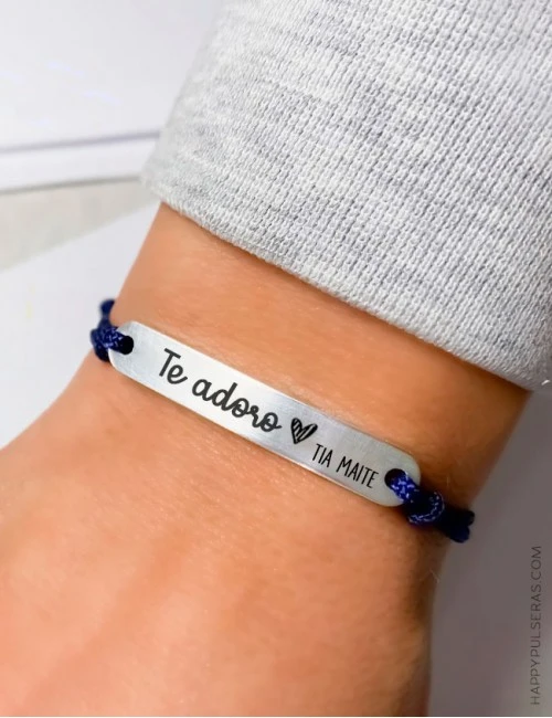 Regala esta pulsera de acero y cuerda a color para grabar el mensaje que quieras- happypulseras