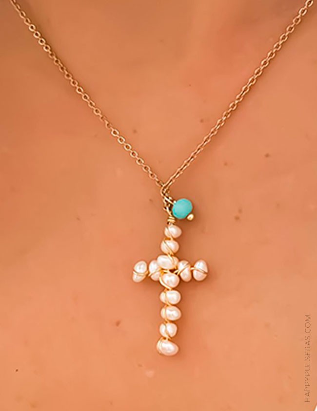 Detalle colgante cruz perlitas con piedra natural azul, incluye la cadena finita dorada- Happypulseras