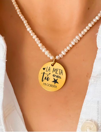 Collar corto perlitas con medalla dorada con mensaje personalizado- Regalos especiales personalizados- Happy