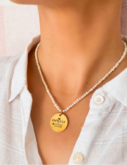 Regala el clásico collar de perlas con medalla dorada para grabar tu mensaje - Collares pesonalizados happy