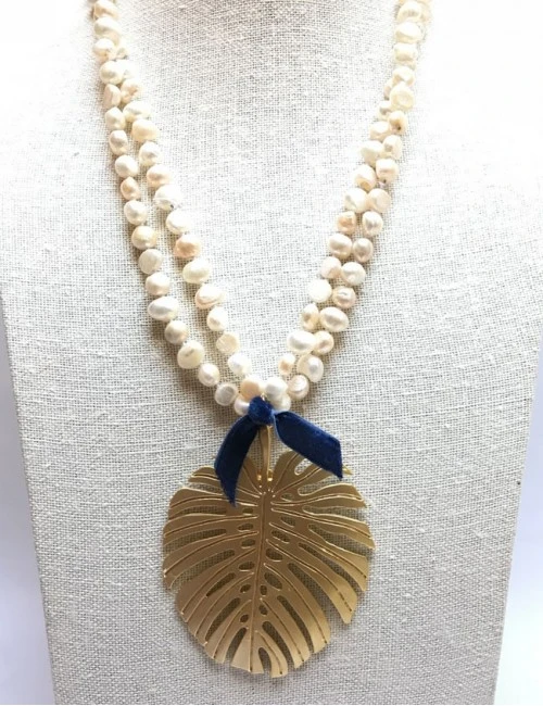 collar de perlas con hoja de palma grande en dorado. Collar Happy Madrid
