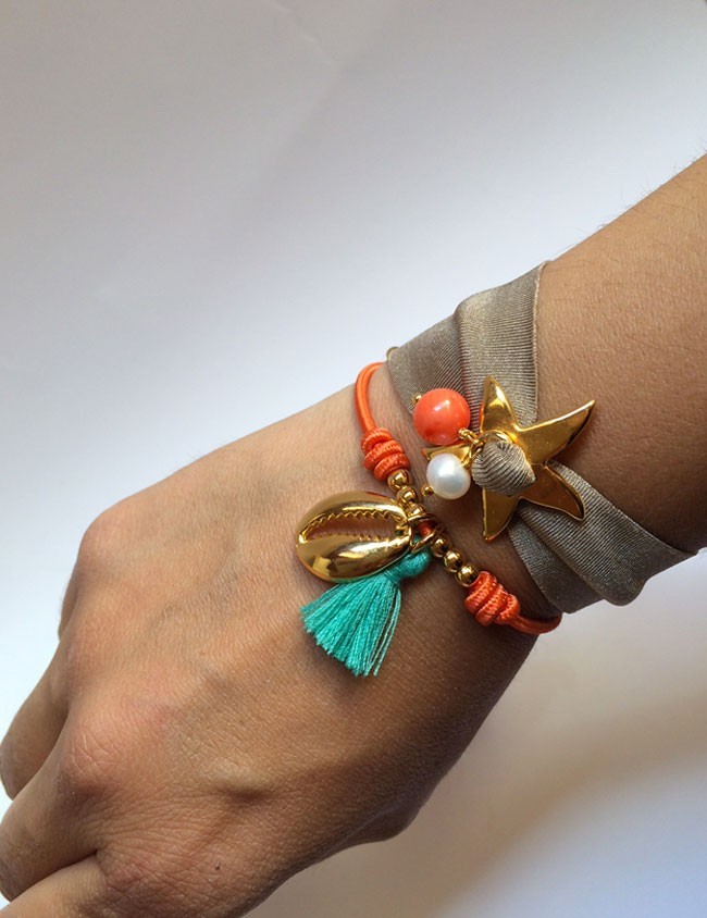 pulsera elástico naranja con bolitas doradas y concha de mar