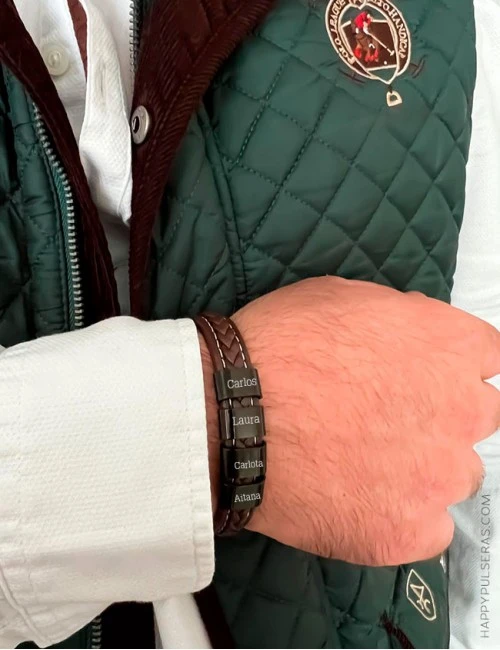 Regala a papi esta pulsera con los eslabones cuadrados de titanio para grabar todos los nombres de la familia