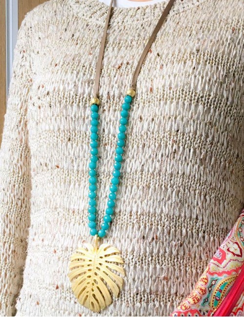 collar largo con hoja de palma dorada grande y bolitas en colores. color turquesa.