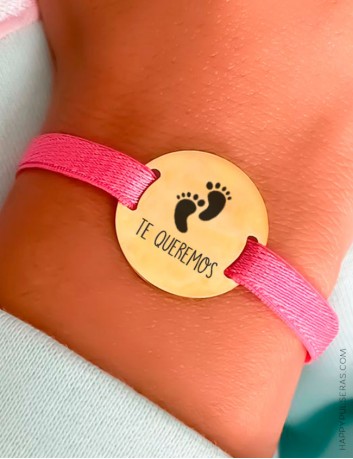 Pulsera rosa fucsia elástica con medalla para grabar lo que quieras- Mensajes para mamá personalizados