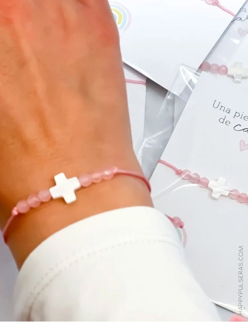 Pulseras sencillas para recuerdo de primera comunión con cruz para regalar a las amigas.