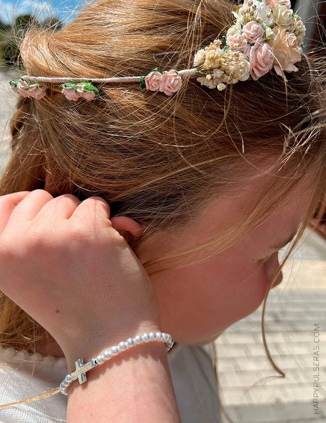 Pulsera perlitas con cruz de plata para Primera Comunión grabada con tu nombre- Happypulseras
